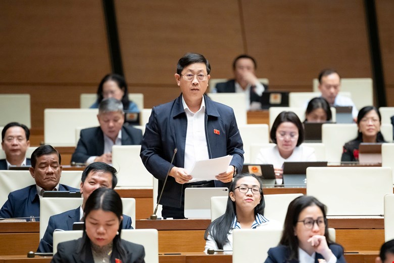 National Assembly delegate Nguyen Huu Thong proposed adding a provision prohibiting threats and terrorism against journalists on cyberspace to the draft Press Law. Photo: Quochoi.vn