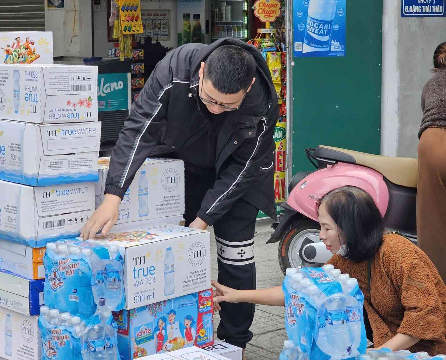 Mr. Mai Tu, the business owner in Thanh Vinh ward (Nghe An) received relief goods for people in the flooded areas of the Central region. Photo: Ngoc Anh
