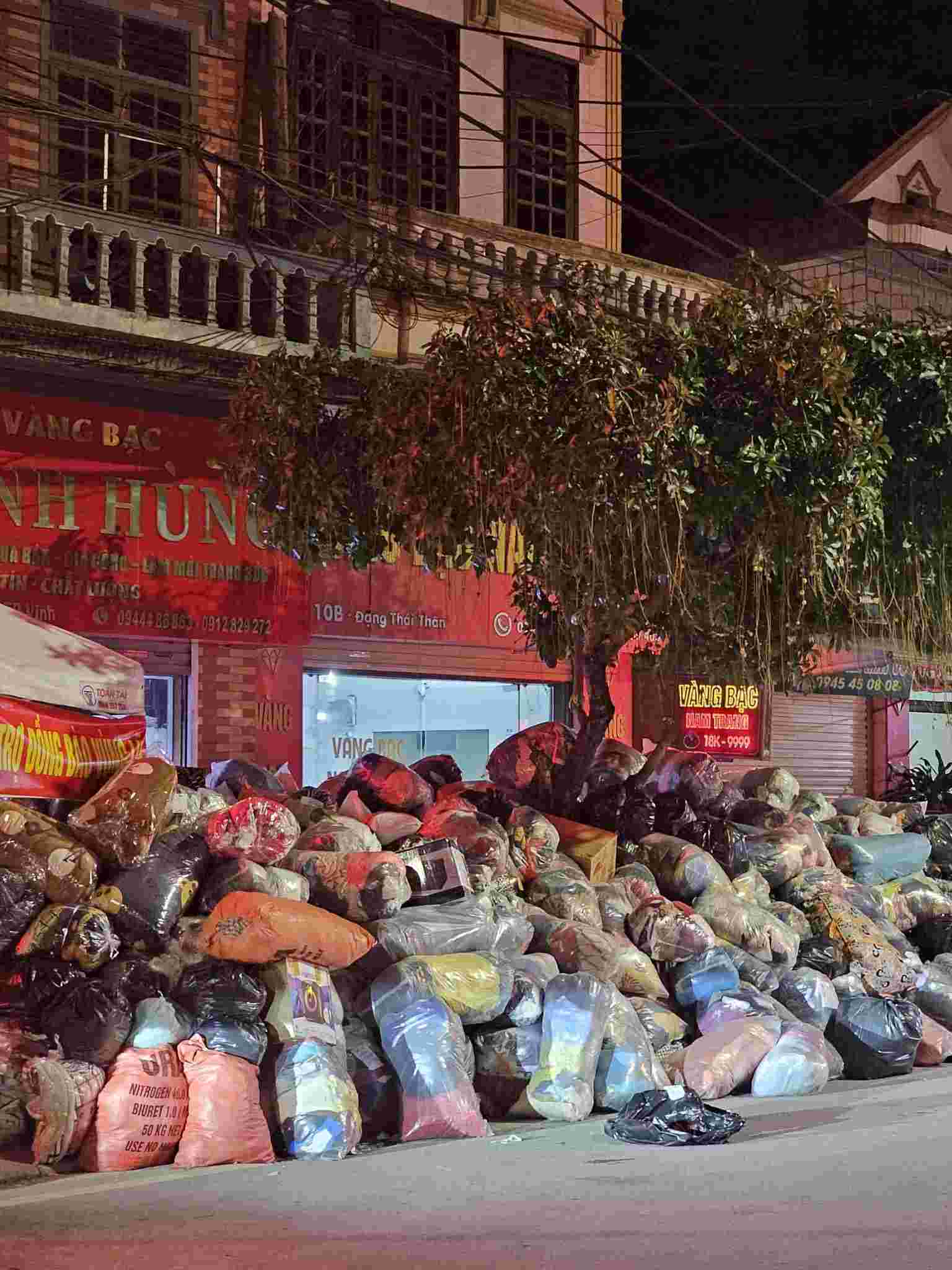 Hon 150 tan nhu yeu pham da duoc nguoi dan Nghe An dem den ho tro dong bao mien Trung. Anh: Ngoc Anh