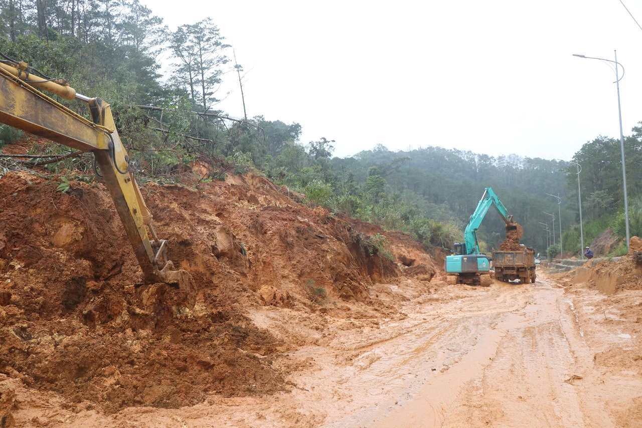 Quang Ngai省、Mang Den村を通過する国道24号線の地滑りを迅速に復旧。写真:Vien Nguyen