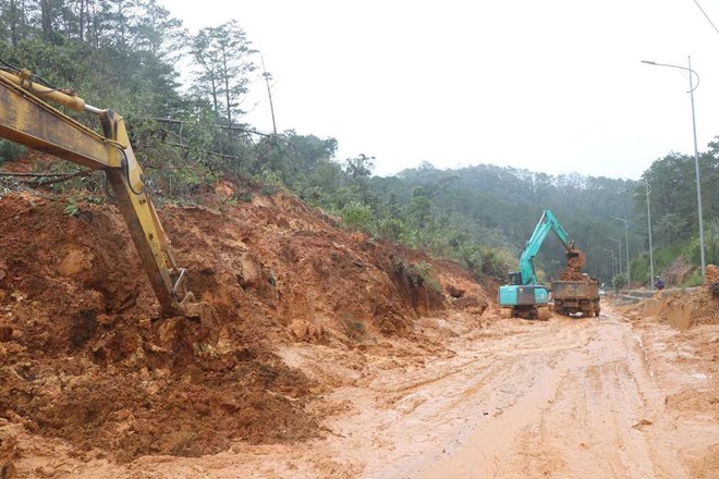 Quốc lộ 24 qua xã Măng Đen, tỉnh Quảng Ngãi tiếp tục sạt lở