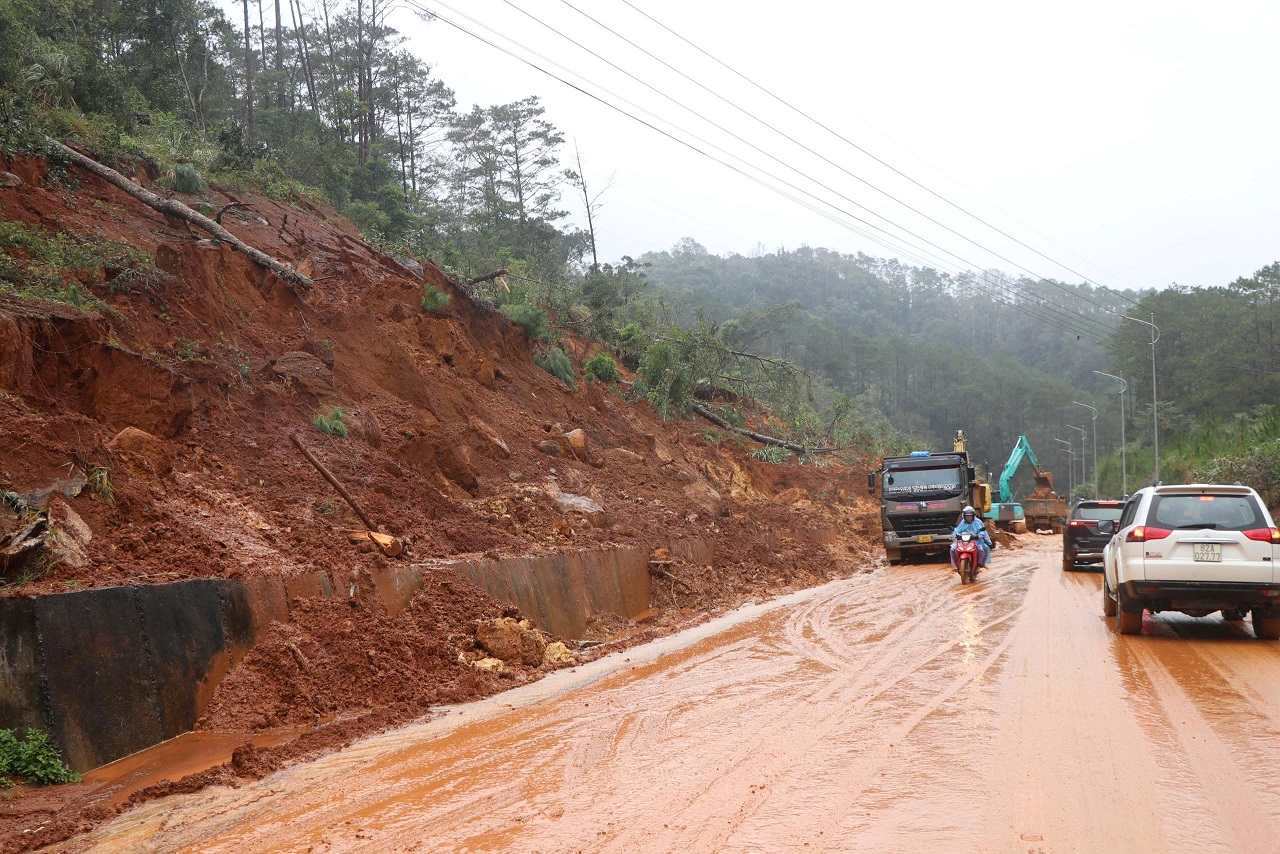 Neu mua lon tiep tuc keo dai, nguy co sat lo tren Quoc lo 24, doan qua xa Mang Den se tiep tuc tai dien. Anh: Vien Nguyen