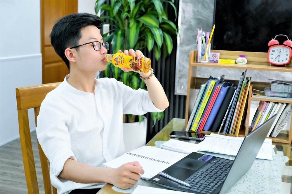 Nhieu nguoi tre luon co san chai Number 1 tren ban lam viec. Voi ho, “tang luc” gio khong chi giup tinh tao, ma con la cach tiep nang luong sach de ben dam me moi ngay. Ảnh: Tan Hiep Phat