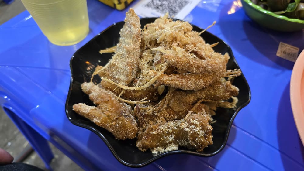 Housewives can prepare salted roasted chicken feet with a simple and quick recipe. Photo: Ba Hiep