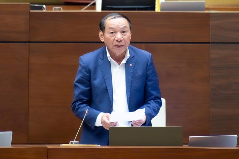 Minister of Culture, Sports and Tourism Nguyen Van Hung talks about the regulation on professional training to issue a first-time journalist card. Photo: Quochoi.vn