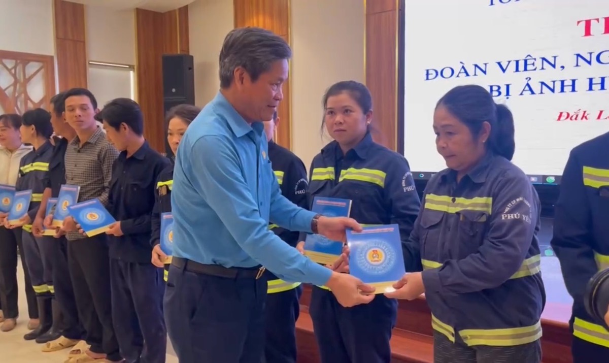 El Vicepresidente de la Confederacion General del Trabajo de Vietnam Huynh Thanh Xuan entrega apoyo a los miembros del sindicato afectados por las inundaciones.
