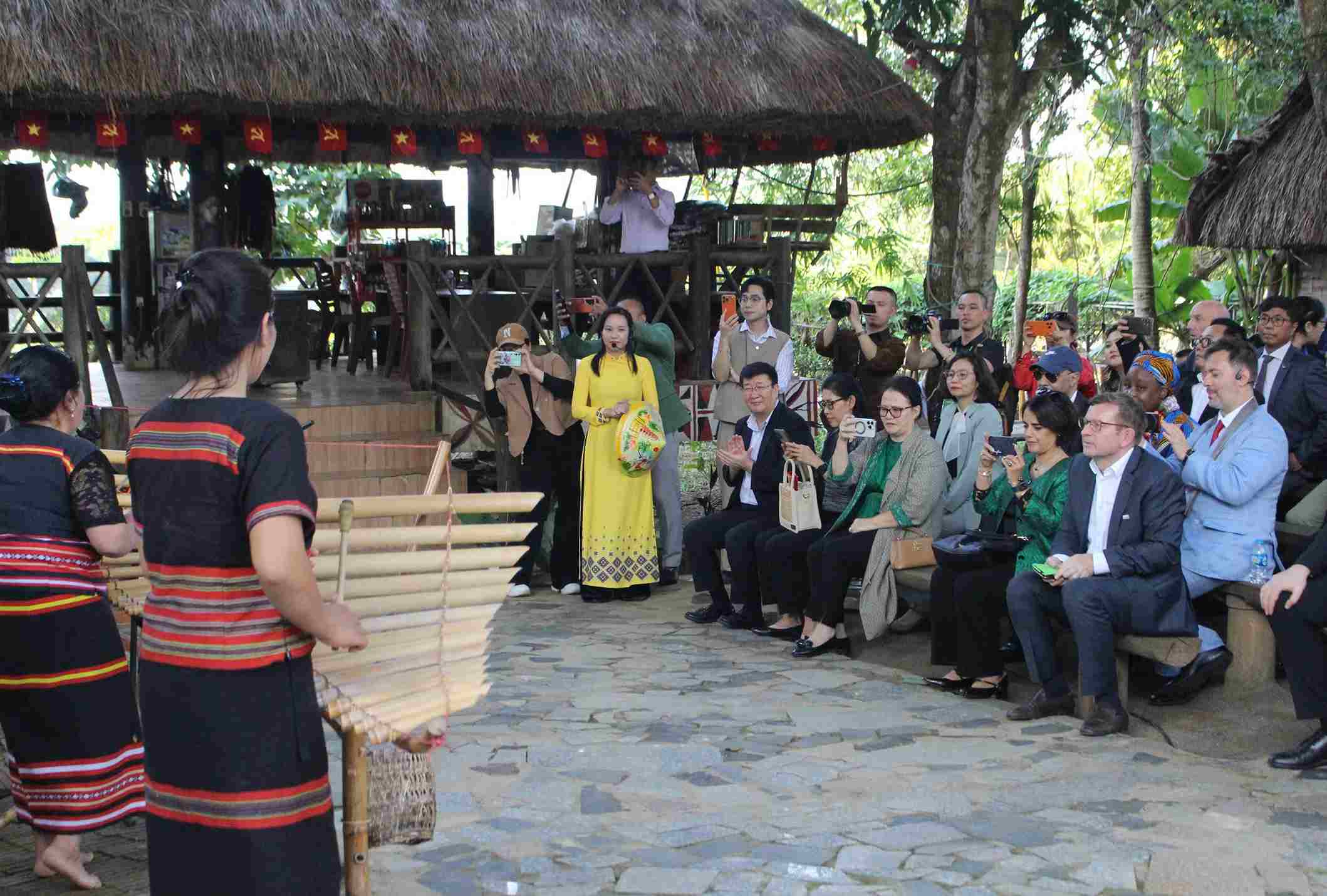 Типичное выступление народа ксо-дан на программе. Фото: Ле Туен