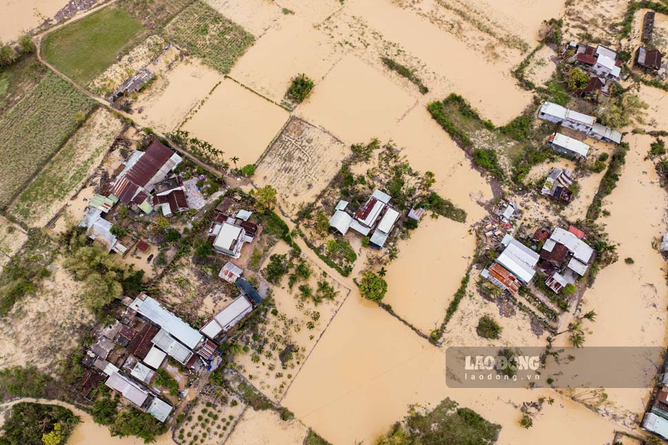 Mua lon, nuoc song dang gay ngap nhieu khu dan cu phuong Quy Nhon Bac sau lu. Anh: Dung Nhan