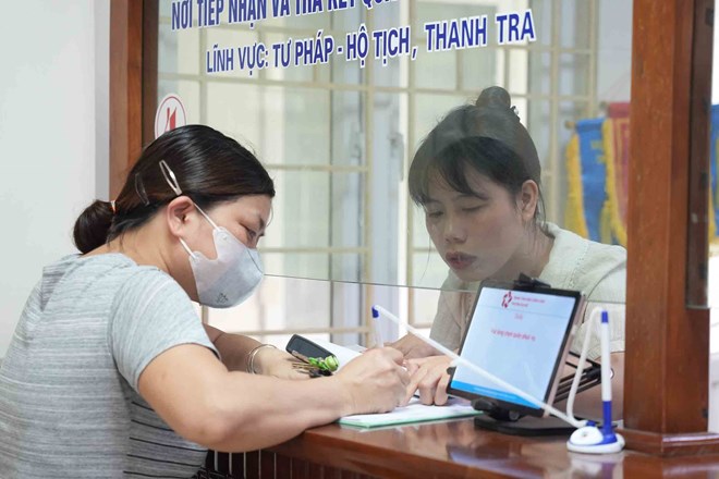 Hanoï propose d'augmenter les revenus de près de 2 000 milliards de VND pour les cadres et les fonctionnaires. Photo : Hữu Chánh