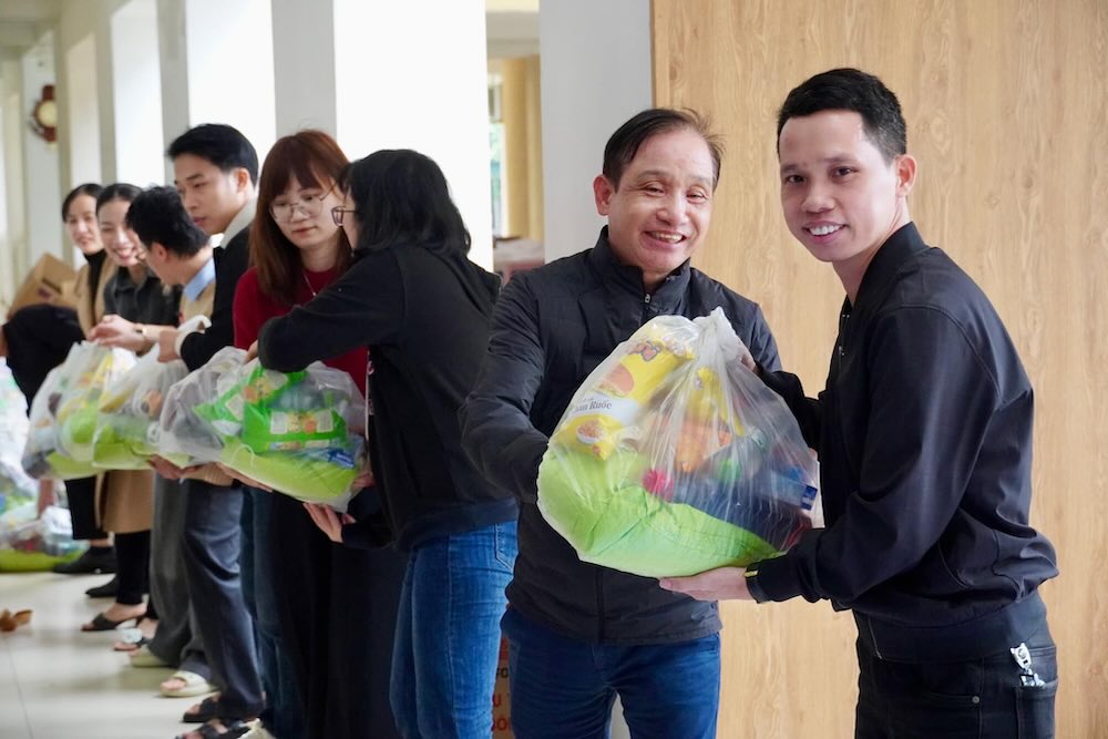PGS.TS Doan Duc Luong – Hieu truong Truong Dai hoc Luat cung van chuyen hang cuu tro, chuyen den ba con vung lu. Anh: Quang An