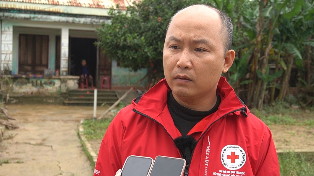 Ong Nguyen Tien Lam - Pho Chu tich Hoi Chu thap do TP Da Nang thong tin voi Bao Lao Dong ve cac hoat dong ho tro nguoi dan bi anh huong boi thien tai. Anh: Tran Thi