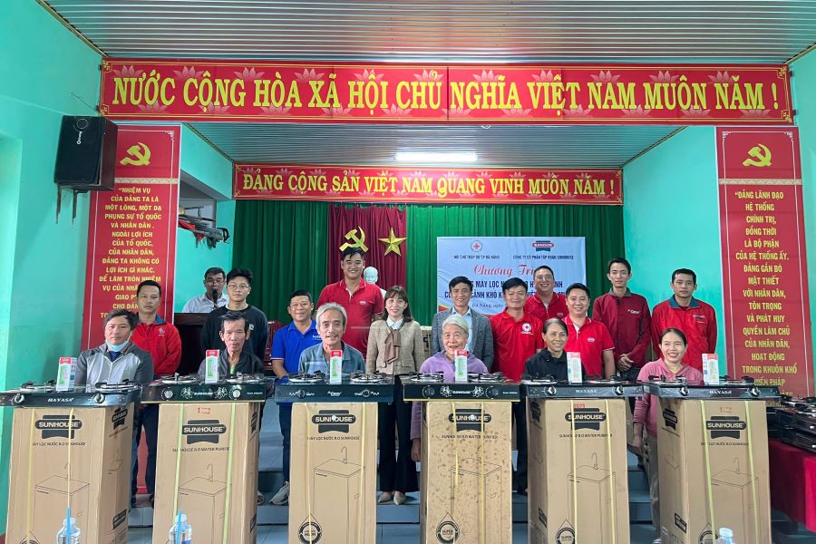 Trao may loc nuoc, bep ga, den pin ho tro nguoi dan vung lu Da Nang khac phuc hau qua. Anh: Tran Thi