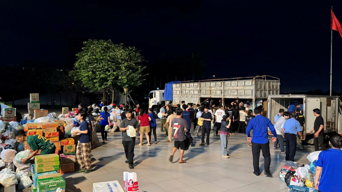 Relief goods from Ho Chi Minh City were delivered to the people of Khanh Hoa. Photo: Quang The