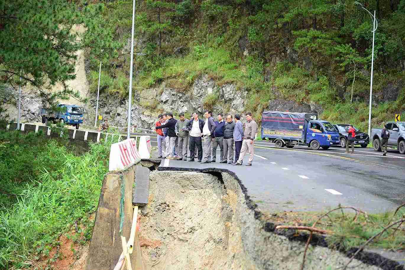 The serious landslide caused Prenn Pass to be congested for a long time. Photo: Phuc Khanh