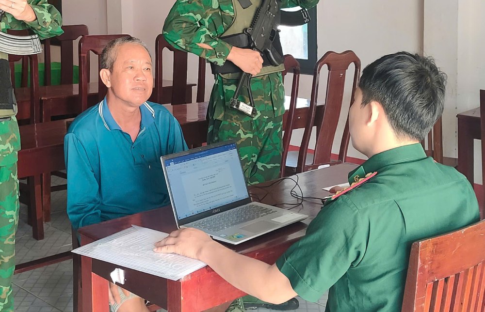 Phúc đã dùng xe máy đưa người xuất cảnh trái phép qua biên giới. Ảnh: Biên phòng cung cấp