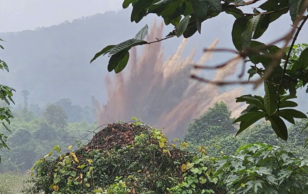 Qua bom lon duoc huy no. Anh: Cong an xa Ben Quan