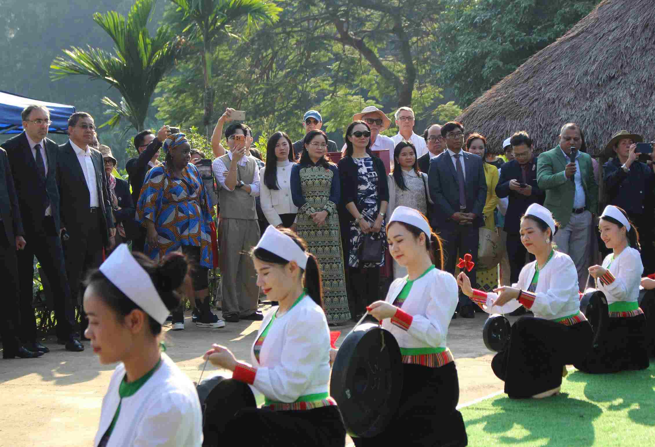 Khách quốc tế say mê tìm hiểu bản sắc văn hóa Việt Nam.