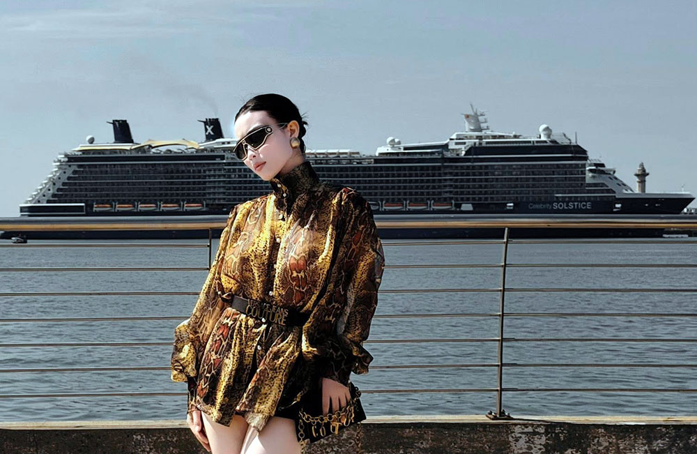 Đường phố như sàn diễn thời trang khi siêu du thuyền cập cảng vịnh Hạ Long.