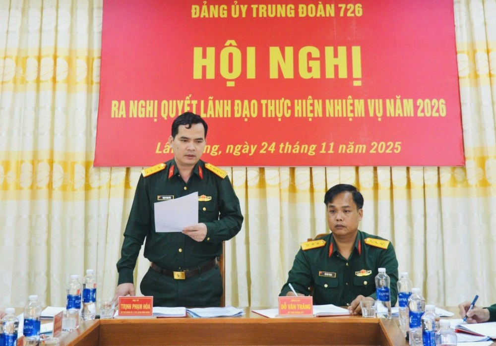 Dai ta Trinh Pham Hoa - Bi thu Dang uy, Pho tu lenh Binh doan 16 phat bieu chi dao hoi nghi. Anh: Phan Tuan