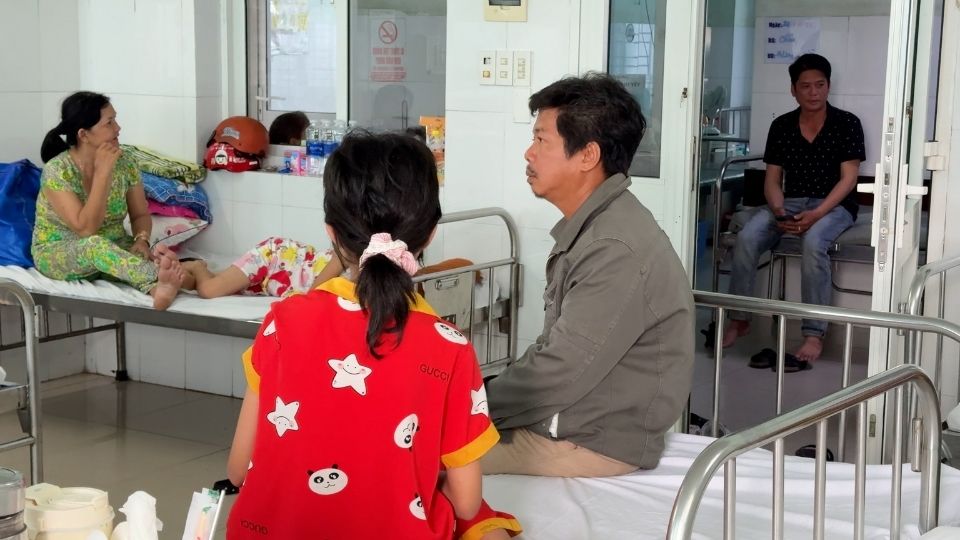 Doctors examine and monitor patients with infectious diseases at the hospital. Photo: Hoang Loc