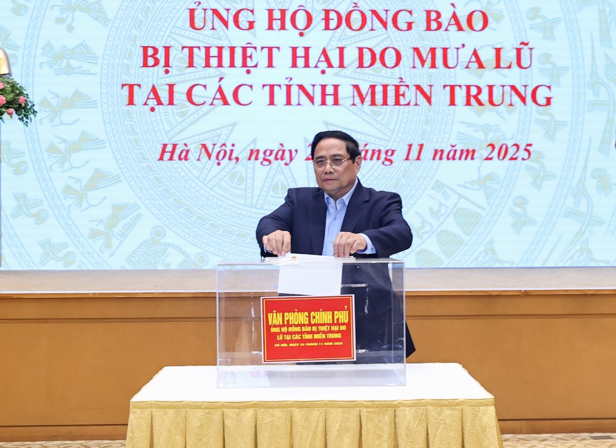El miembro del Buro Politico y Primer Ministro Pham Minh Chinh apoya a los compatriotas afectados por los desastres naturales. Foto: VGP/Nhat Bac
