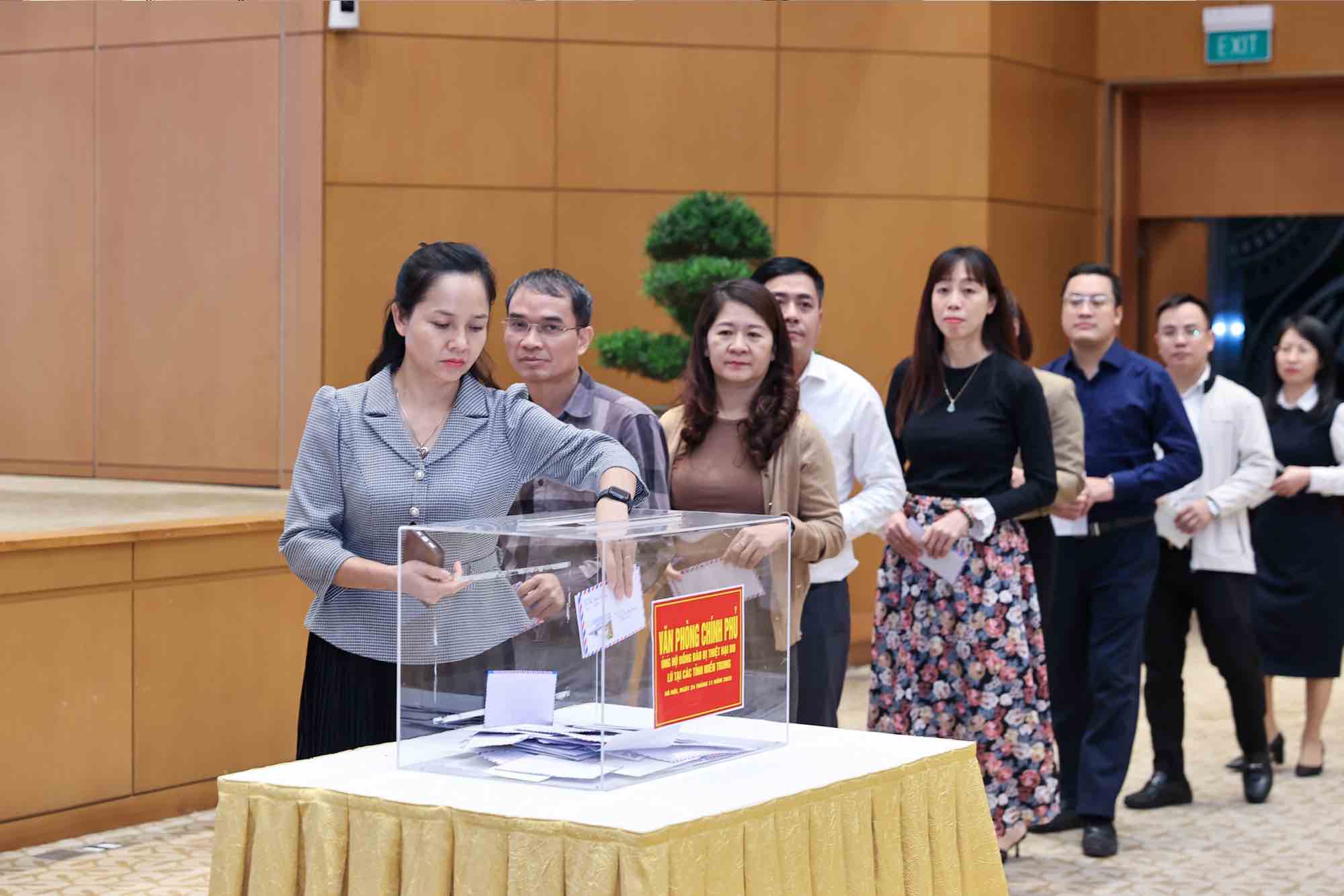 Can bo Van phong Chinh phu ung ho dong bao. Anh: VGP/Nhat Bac