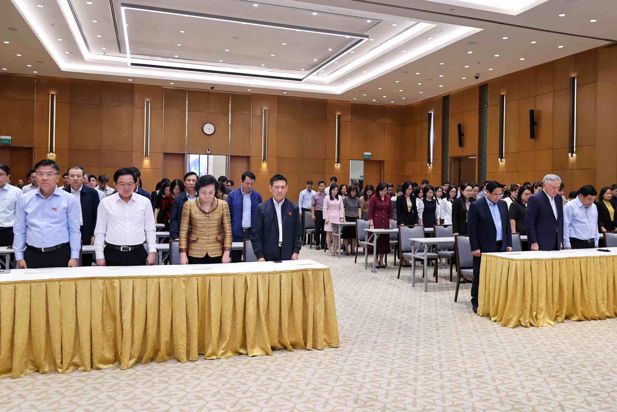 Thu tuong Pham Minh Chinh cung lanh dao Chinh phu va tap the Van phong Chinh phu danh mot phut mac niem cac nan nhan bi thiet mang trong mua lu tai mien Trung. Anh: VGP/Nhat Bac