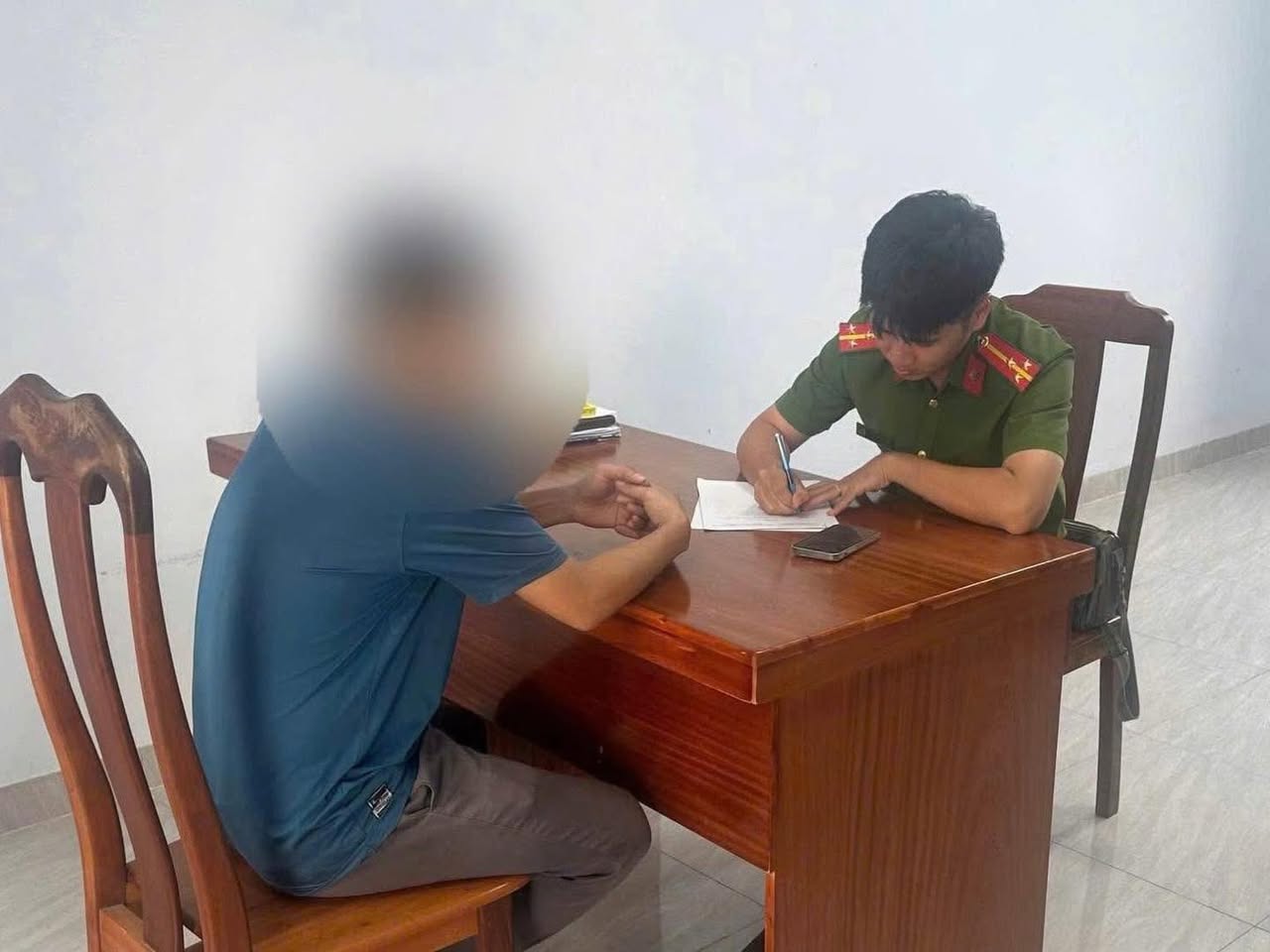 Công an đã làm việc 2 người bình luận sai sự thật về công tác ứng phó mưa lũ ở Khánh Hòa. Ảnh: Công an cung cấp