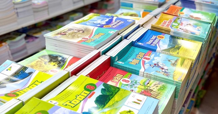 The Ministry of Education and Training will organize the free distribution of all textbooks to students in flooded areas. Photo: Van Trang