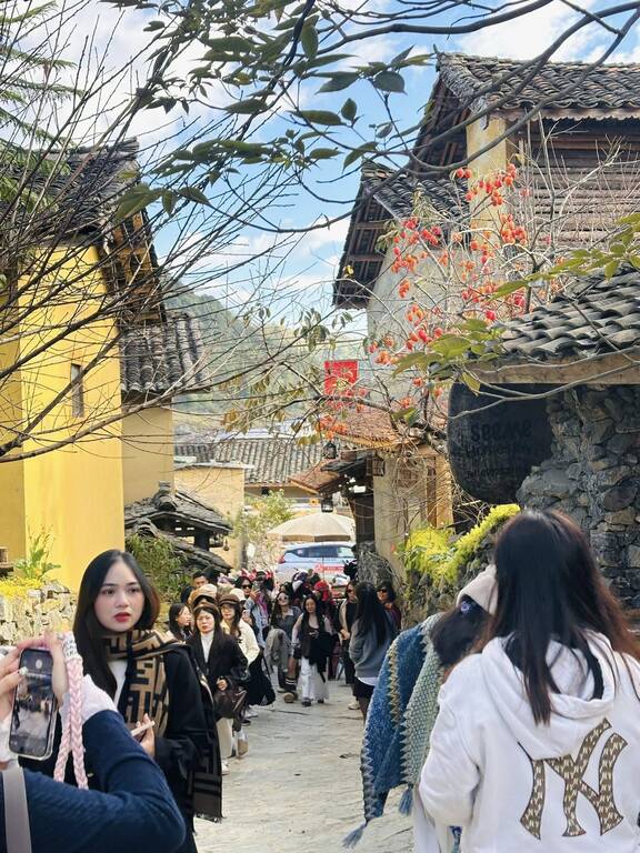 Luong khach lon do ve lang Lo Lo Chai moi ngay. Anh: Ti Lau