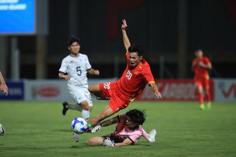 U17 Quan dao Bac Mariana khong the chong do truoc cac pha tan cong cua doi nha. Anh: Minh Dan