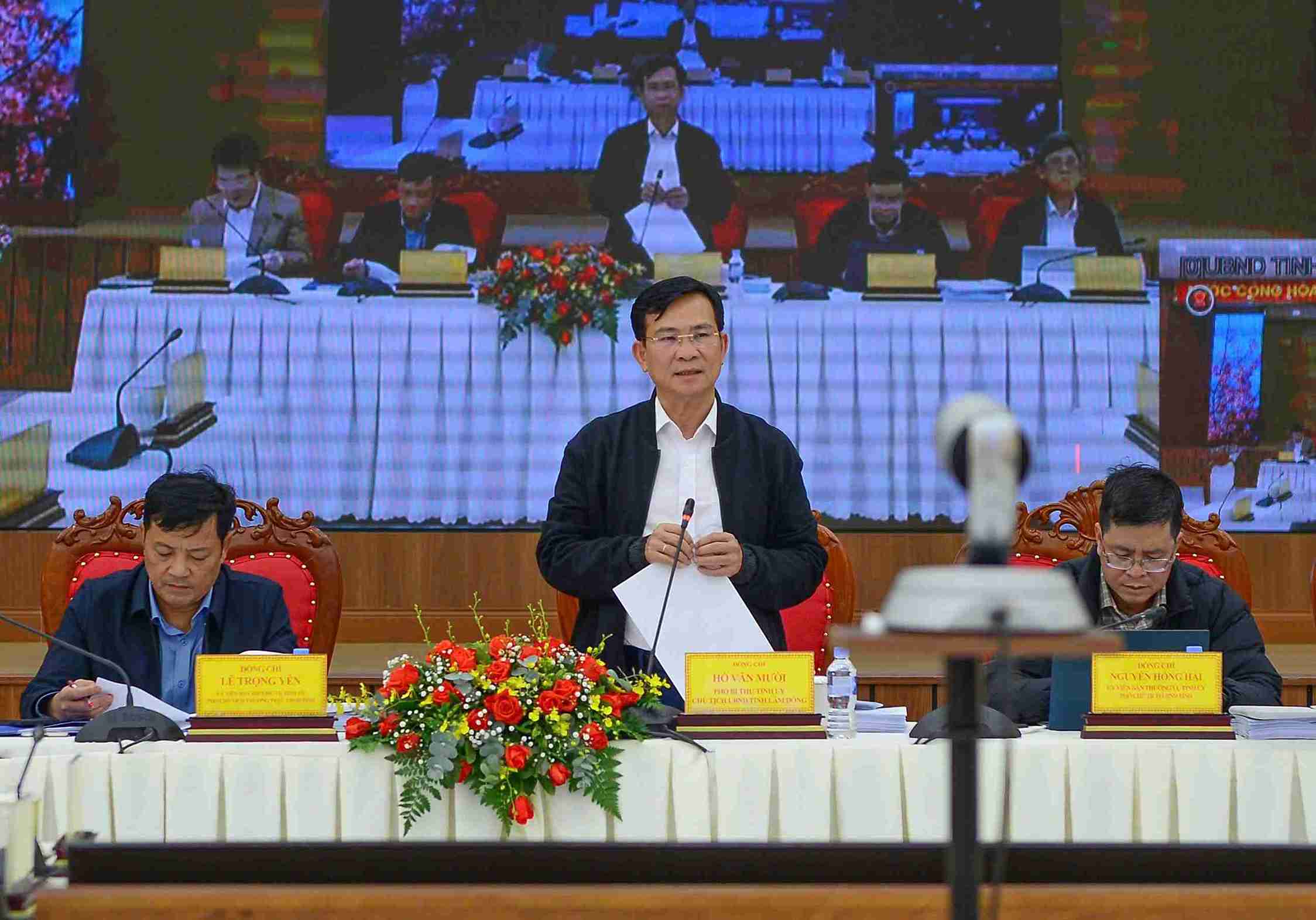 El Presidente del Comite Popular Provincial de Lam Dong pidio a los departamentos sectores y localidades que prioricen la asignacion de recursos para apoyar a las personas afectadas por las inundaciones. Foto: Phuc Khanh