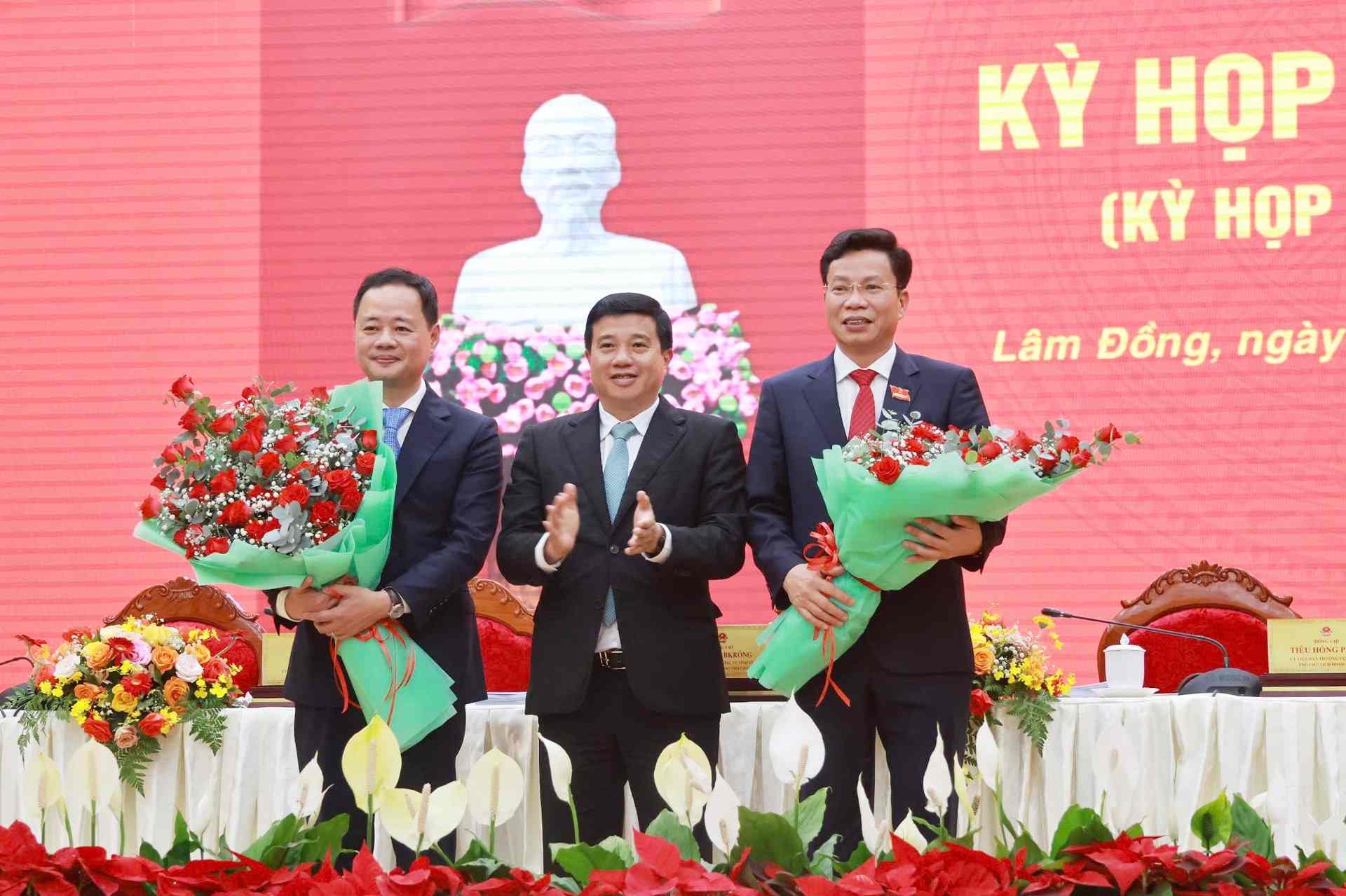 Lam Dong Provincial Party Secretary Thanh Ha Nie K dam presented flowers to Mr. Luu Van Trung and Mr. Tran Hong Thai. Photo: Nguyen Luan.