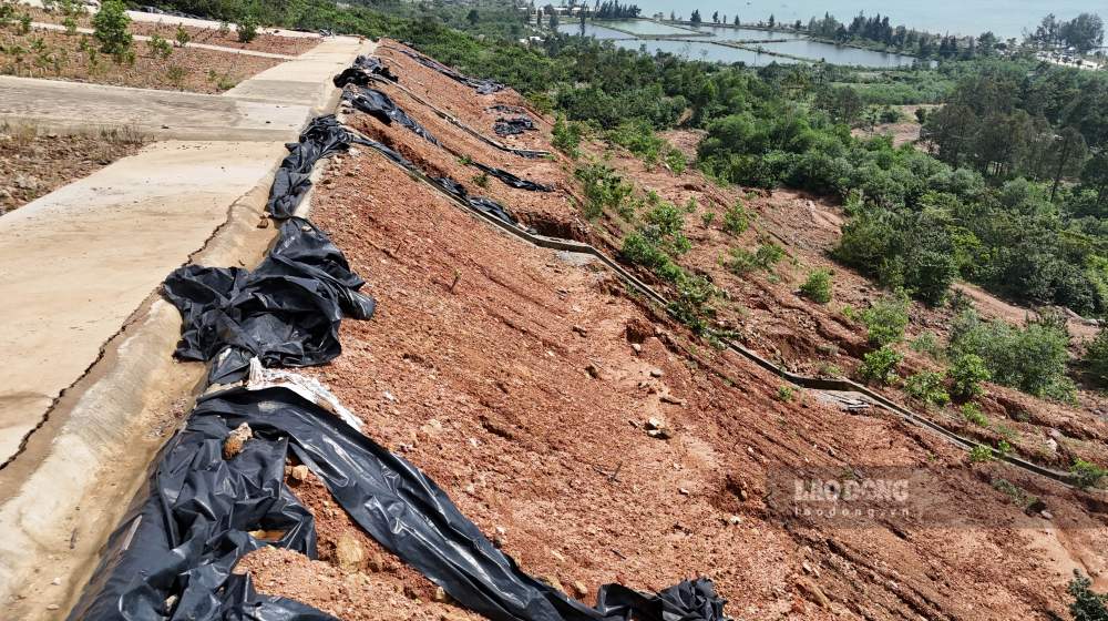 Vi tri dac dia tuong nhu mang lai loi the, nhung dia hinh doc ket hop nen da phien lai khien du an doi mat nguy co mat an toan rat lon.