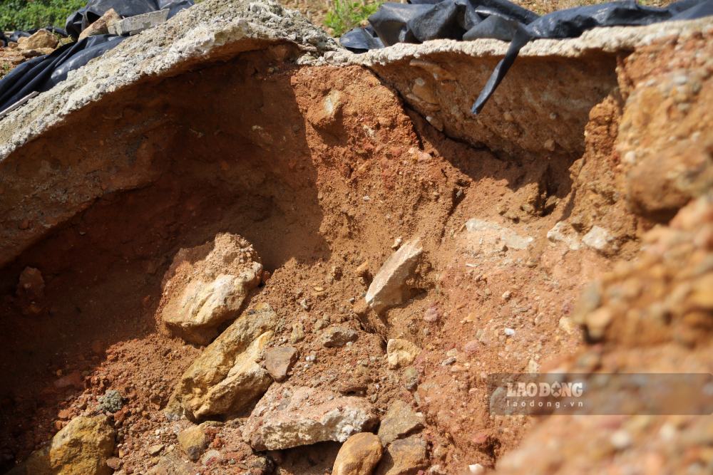 Mua lon keo dai nhieu ngay tu cuoi thang 10 den giua thang 11 o Hue la nguyen nhan khien dat da o khu nghia trang nay bi xoi lo, sat lun, de lo nhung ham ech tro troi.