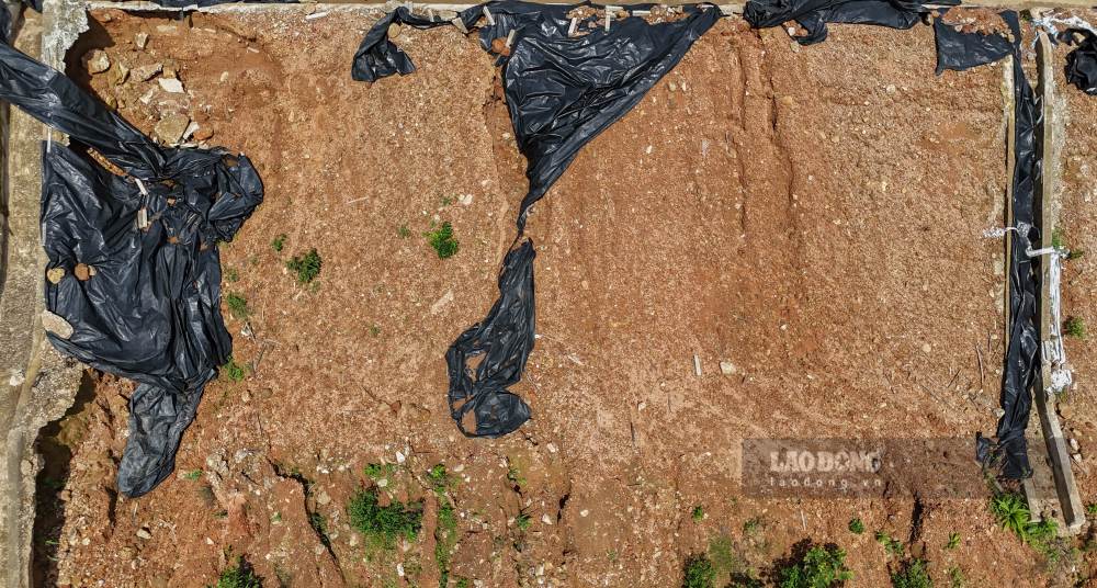 Ghi nhan thuc te cho thay nhieu doan taluy am bi xoi lo sau, dat da bi khoet ham ech, cac lop bat gia co bong troc. 