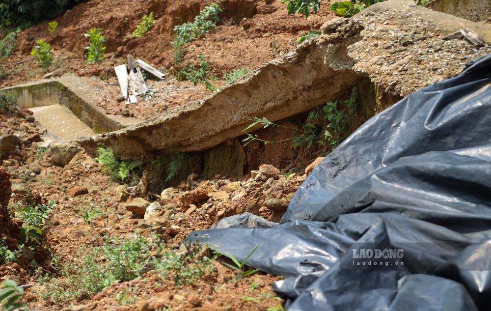 Nhung mang betong cua cong trinh bi xe tan, roi rot tung mieng ve duoi xuoi.