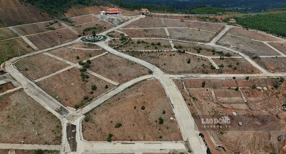 Cong trinh nam tren trien doi cao o dau deo Phu Gia, phia Tay tua vao day nui, phia Dong huong ra dam Lap An va Khu kinh te Chan May – Lang Co.