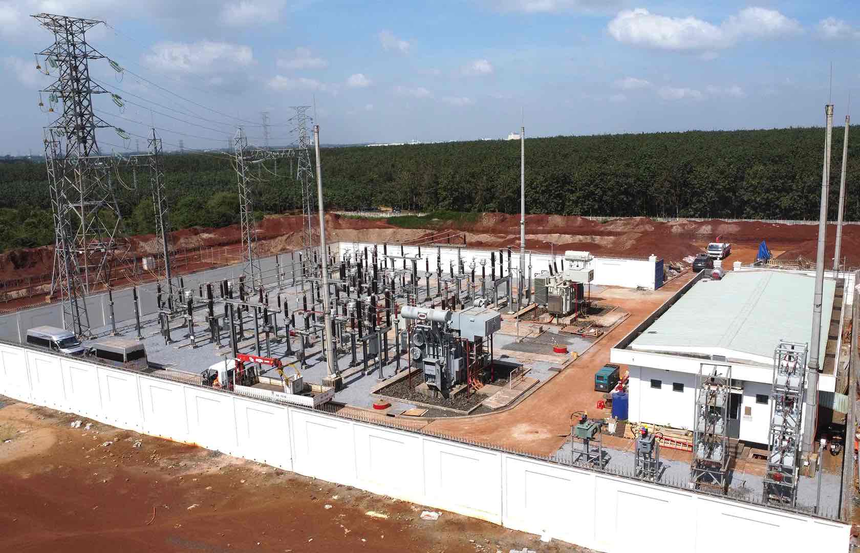 Cong cong trinh lap may 2 tram bien ap 110kV san bay Long Thanh. Anh: HAC