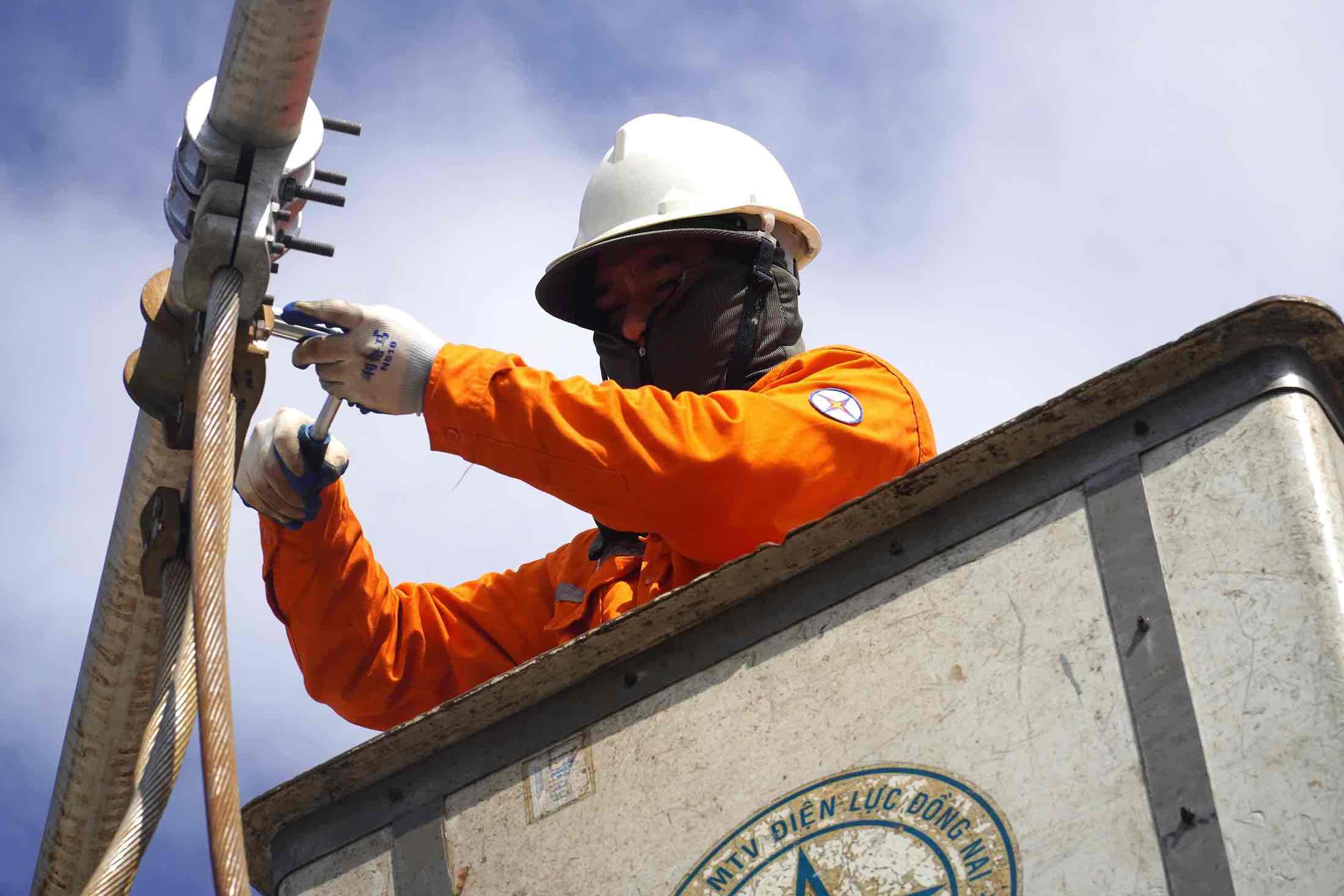 Nguoi lao dong thi cong cong trinh lap may 2 tram bien ap 110kV san bay Long Thanh. Anh: HAC