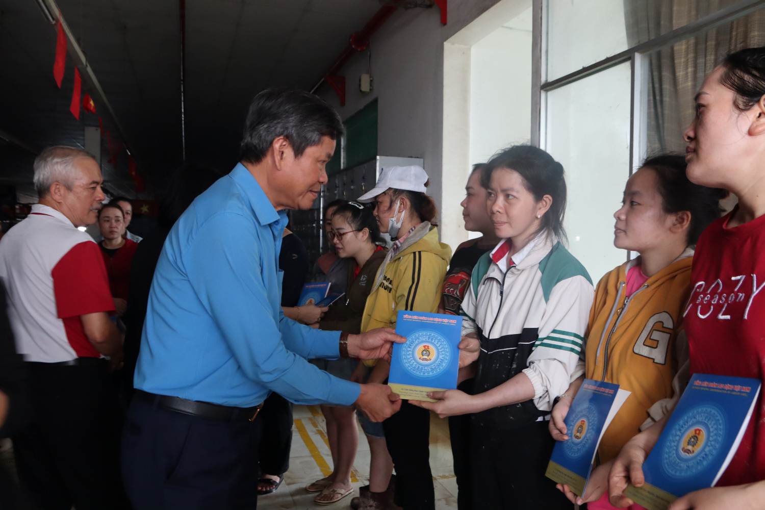 Ong Huynh Thanh Xuan, Pho Chu tich Tong Lien doan trao ho tro cong nhan. Anh: Phuong Linh