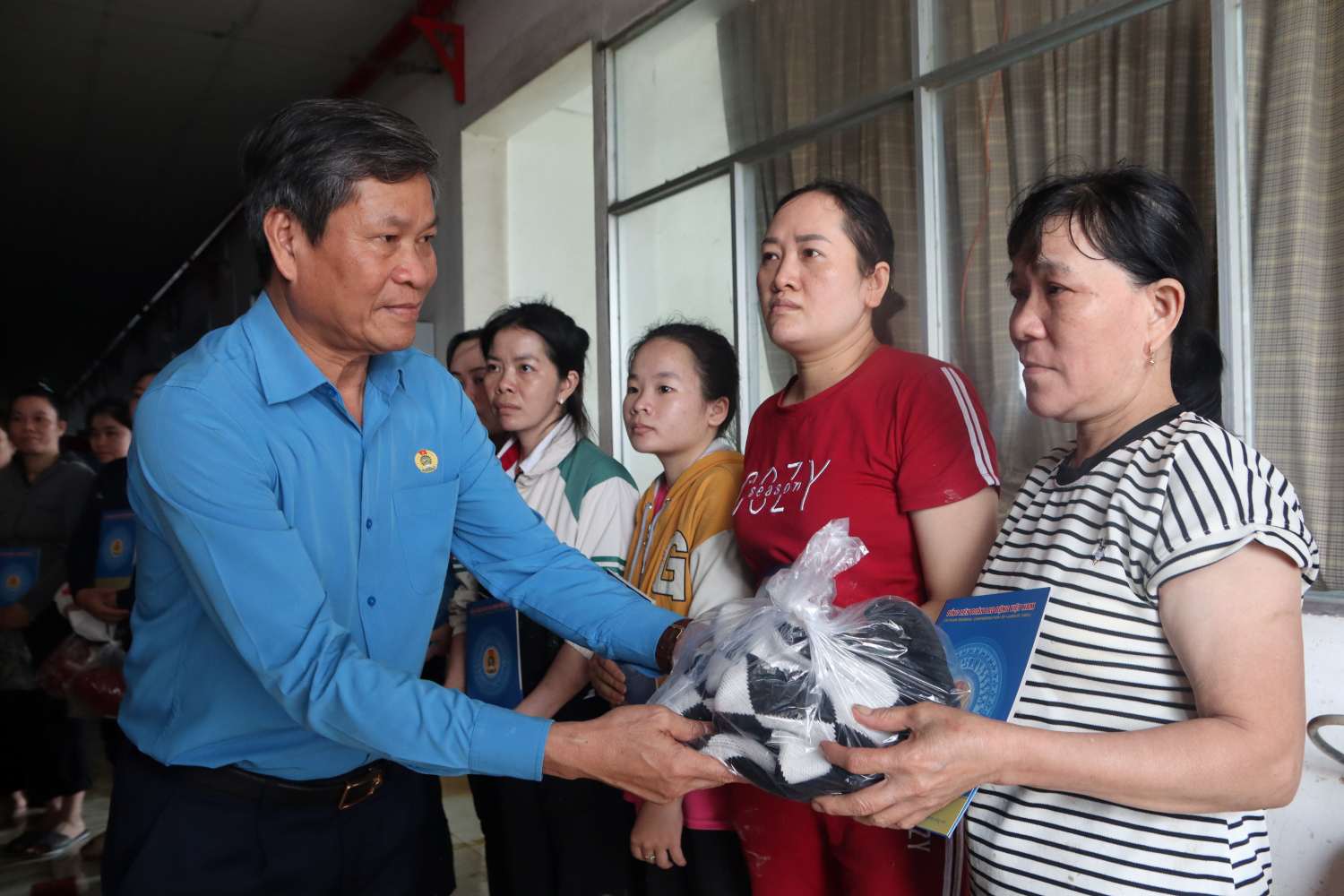 ベトナム労働総同盟の副会長であるフイン・タイン・スアン氏は、ダクラク洪水地帯の労働者を支援するために激励し、贈り物をするためにやって来ました。写真: フォン・リン