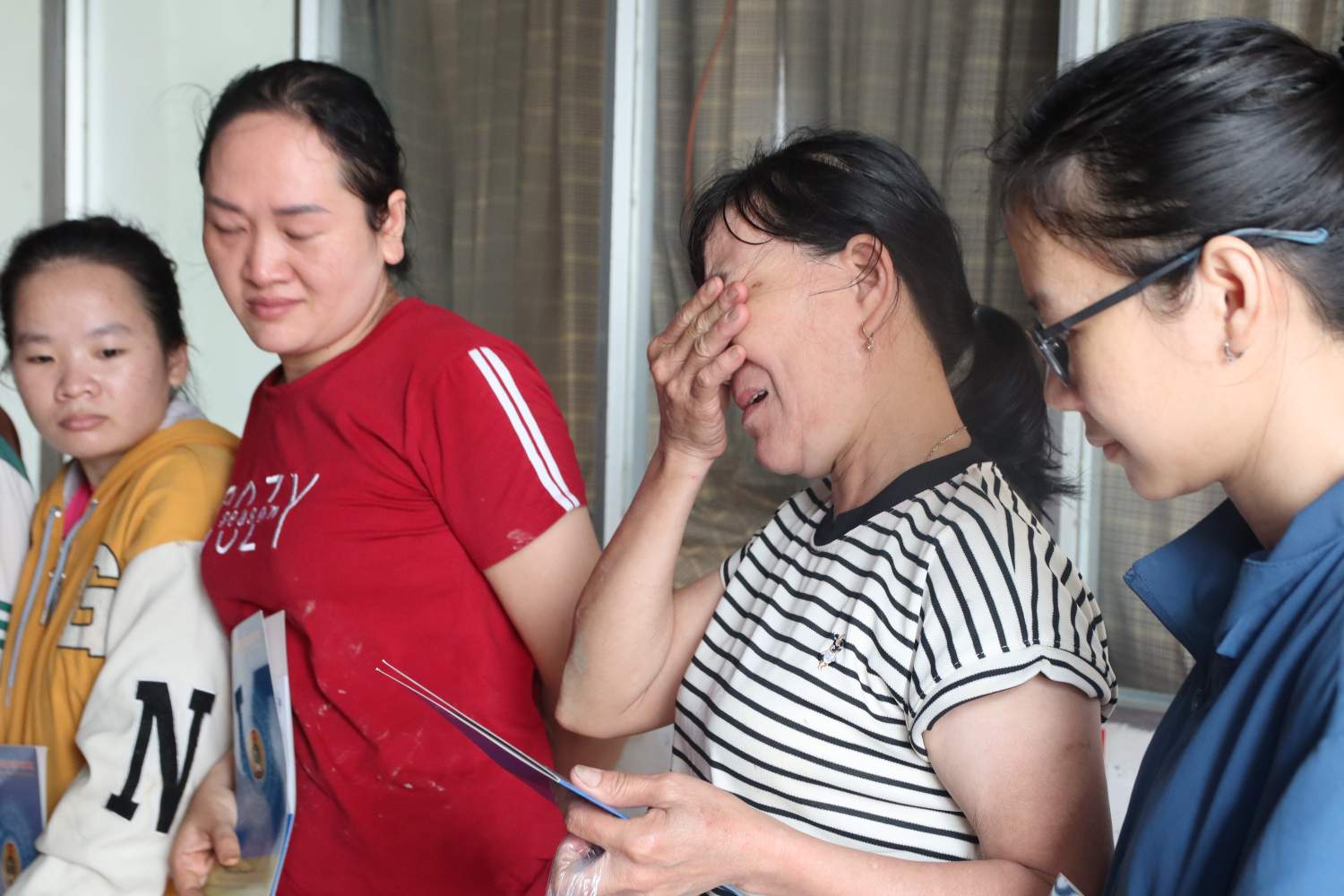 Nhung mon qua ho tro tu Cong doan den voi cong nhan sau lu. Anh: Phuong Linh