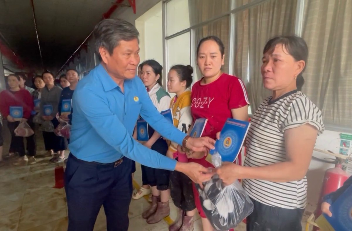 El Vicepresidente de la Confederacion General del Trabajo de Vietnam Huynh Thanh Xuan entrega regalos a los miembros del sindicato gravemente dañados por las inundaciones en Dak Lak.