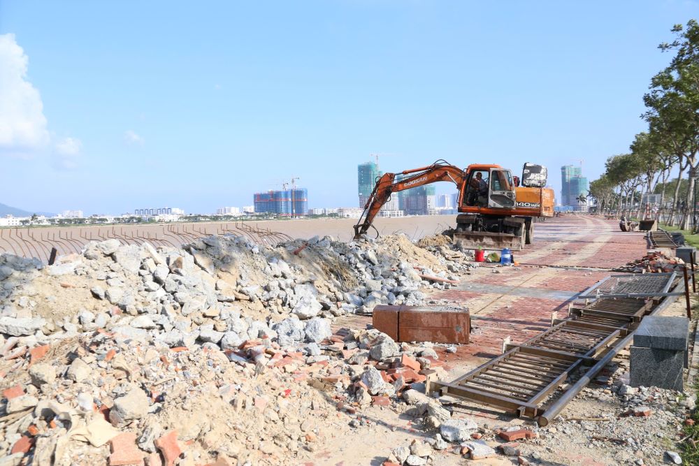 Da Nang urgently repaired the Nhu Nguyet embankment after being damaged by the storm. Photo: Tran Thi