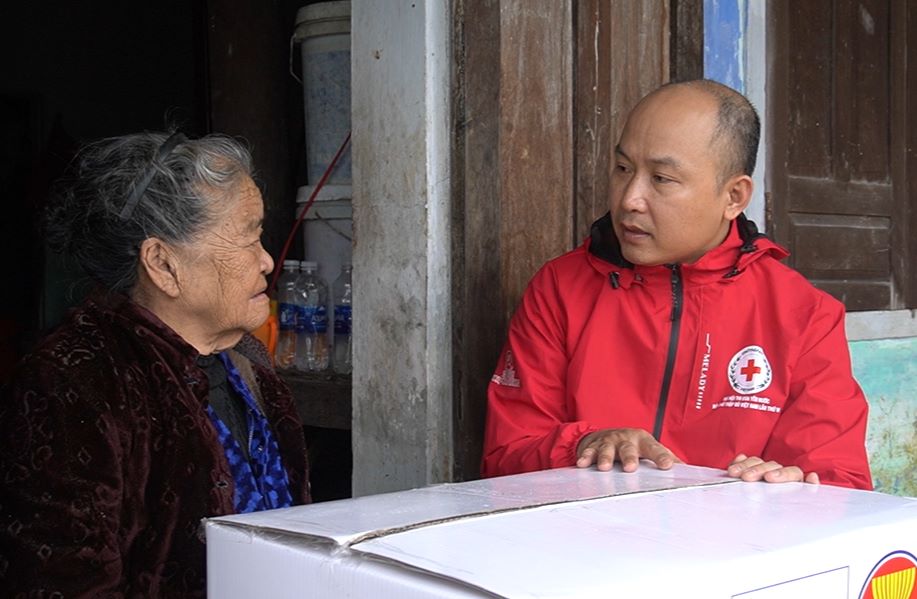 Miles de articulos de hogar y utensilios de cocina se entregan directamente a los residentes de la zona inundada de Da Nang. Foto: Tran Thi