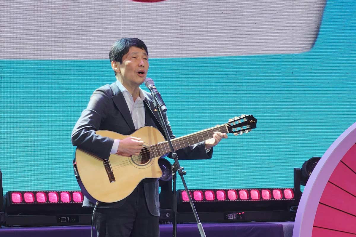 Mr. Yamamoto Ichita, Governor of Gunma Provincial Government (Japan) interacted and performed at the Program. Photo: Doan Hung
