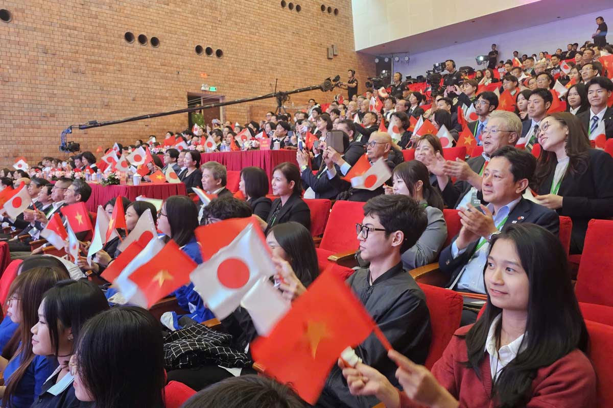 Chuong trinh thu hut dong khan gia o Quang Ninh den theo doi. Anh: Doan Hung