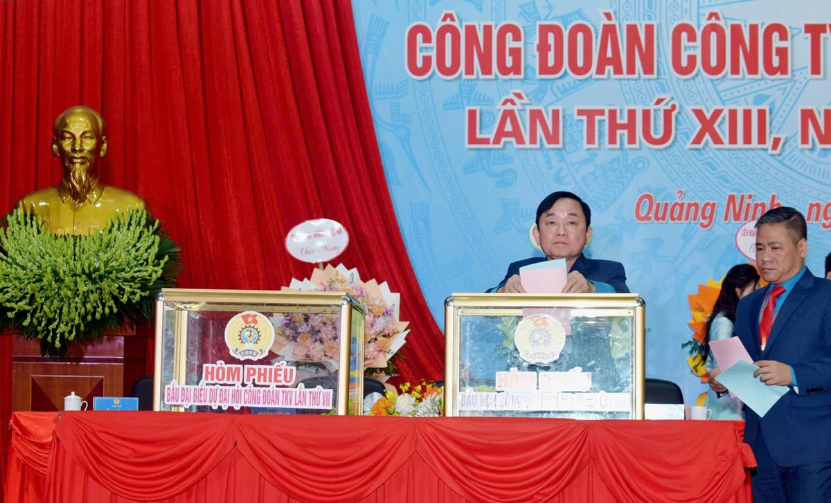 Los delegados votan para elegir al comite ejecutivo sindical de la nueva junta directiva de la empresa. Foto: Compañia de Carbon Nui Beo