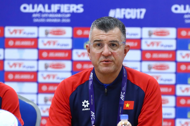 Huan luyen vien Roland hai long voi man trinh dien cua U17 Viet Nam. Anh: Minh Dan